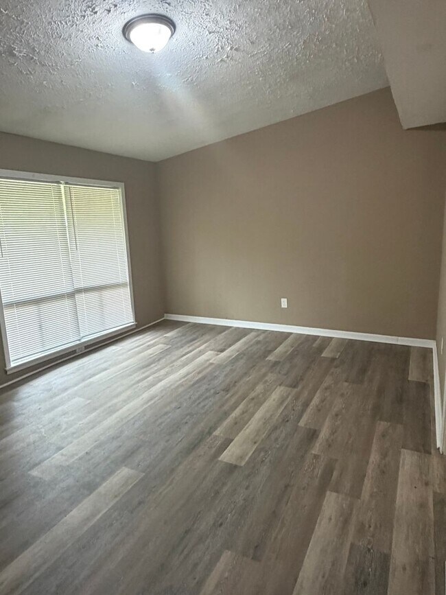 Building Photo - 3320 Ridgeland Dr