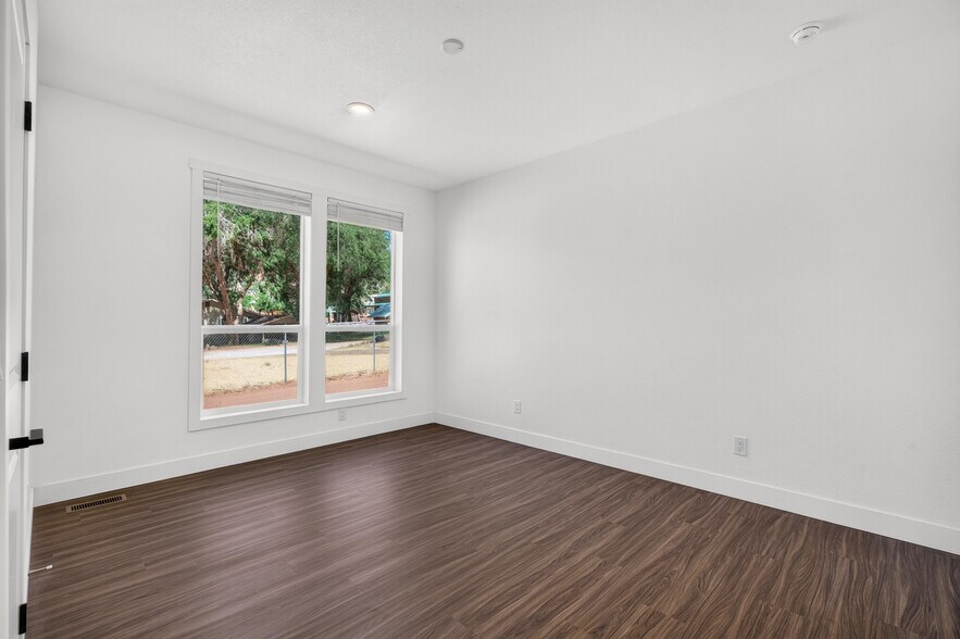 Building Photo - 464 Jessop Ave
