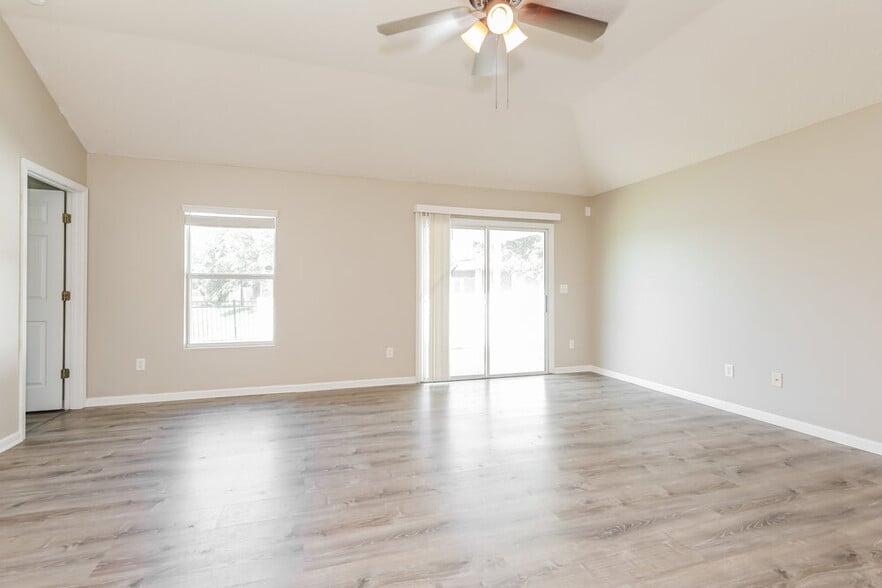 Building Photo - 1033 Bains Lake Dr