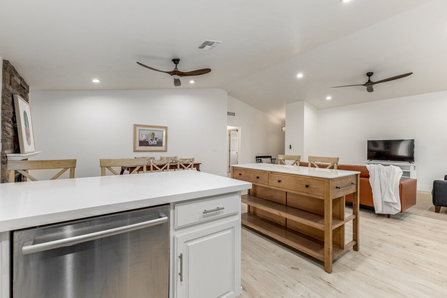 Building Photo - 15433 N 63rd St