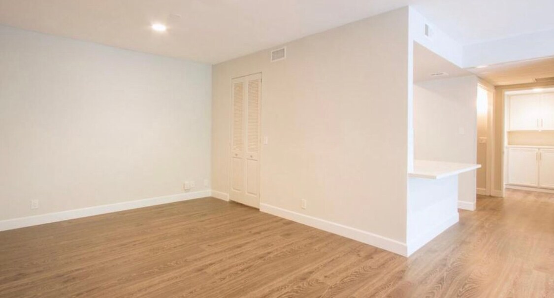 Building Photo - 423 N Palm Dr