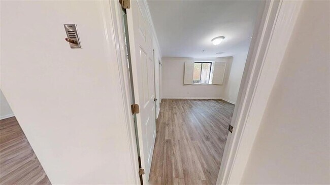 Building Photo - 300 Johnson Ferry Rd