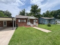 Building Photo - 4 bedroom, 2 bathroom home located in Bato...