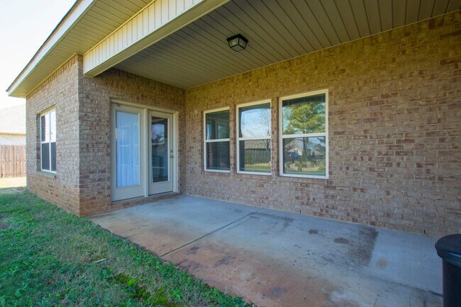 Building Photo - Move in special