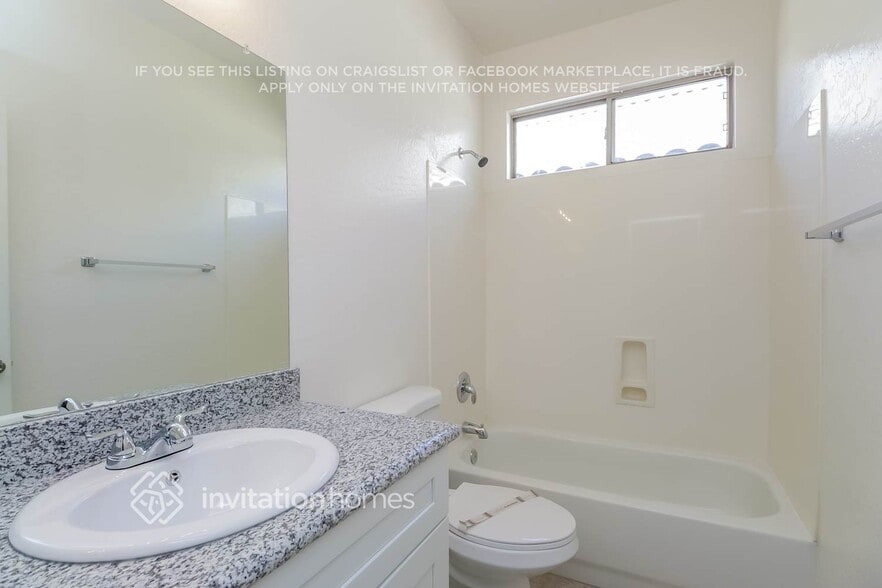 Building Photo - 155 E Canary Ct