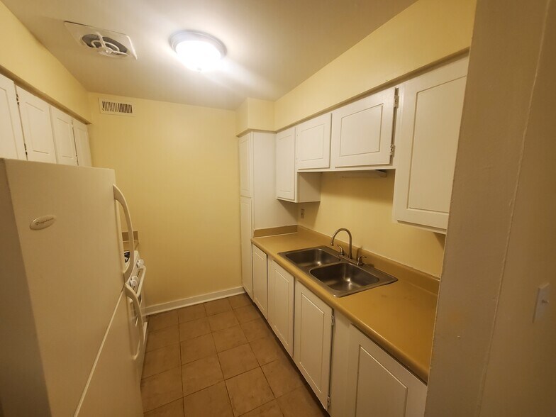 Building Photo - 1532 Hobson Dr