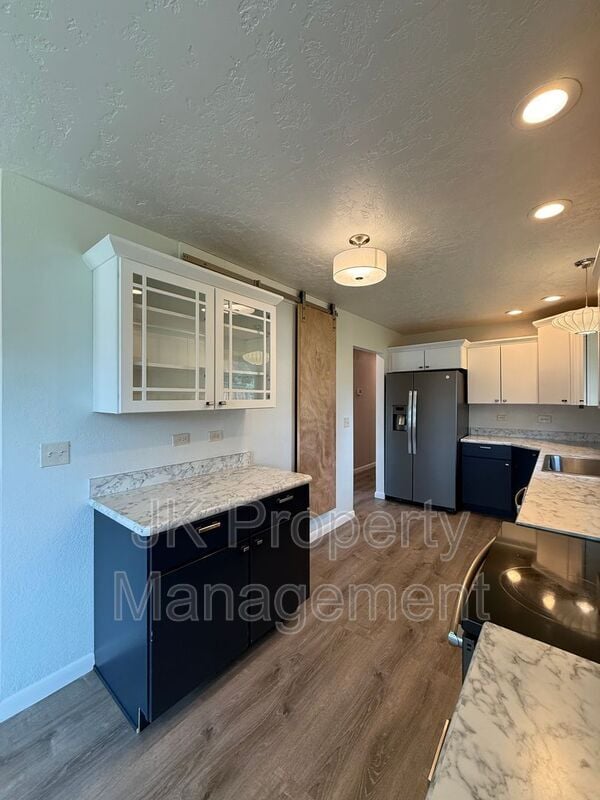 Building Photo - 105 Riverview Dr W