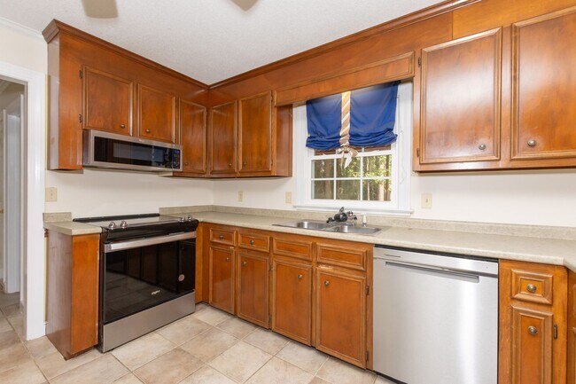 Building Photo - $300 off the first month's rent on a 12 month approved lease