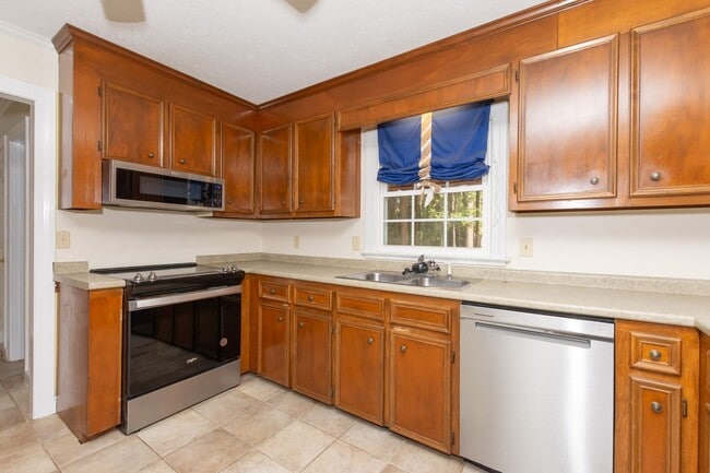 Building Photo - MOVE-IN READY $900 off first month