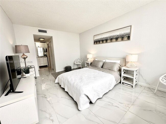 Building Photo - 500 Bayview Dr