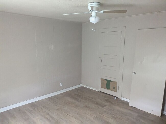 Building Photo - 3 Bed 1 Bath with Large Yard, Workshop, and Laundry Hookups