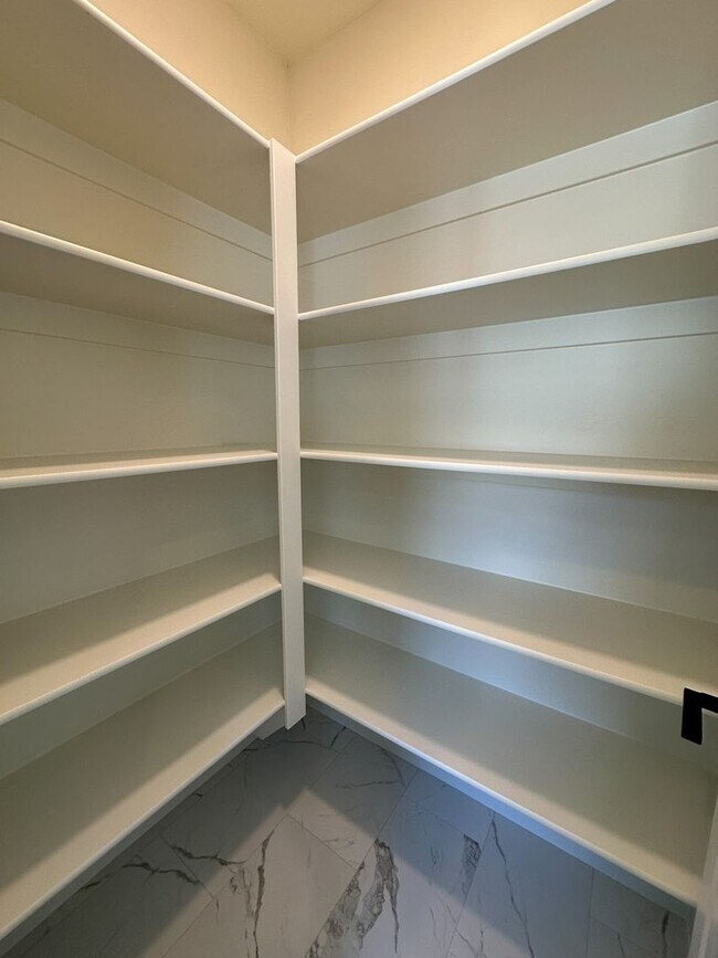 Building Photo - Brand New Townhome