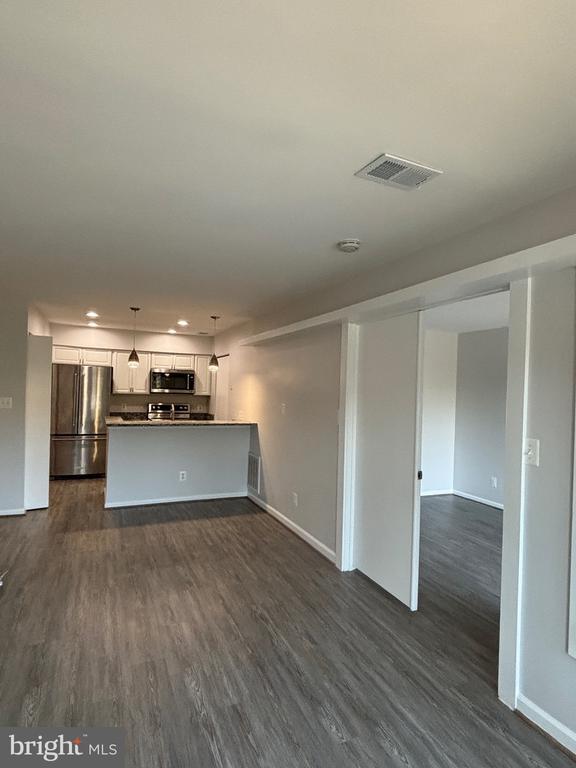 Building Photo - 7604 Lakeside Village Dr