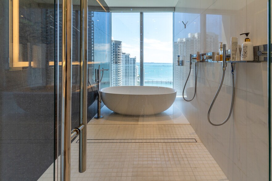 Building Photo - 300 Biscayne Boulevard Way