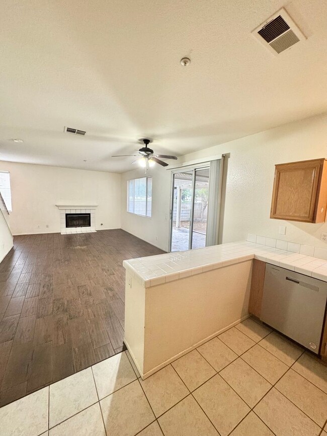 Building Photo - Move in ready 3 bed 3 bath home