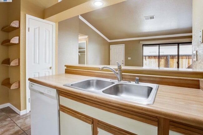 Building Photo - GREAT END UNIT, IMMACULATE SINGLE STORY, WITH LAMINATE FLOORING THROUGH OUT... 2 BEDS/1.5 BATH