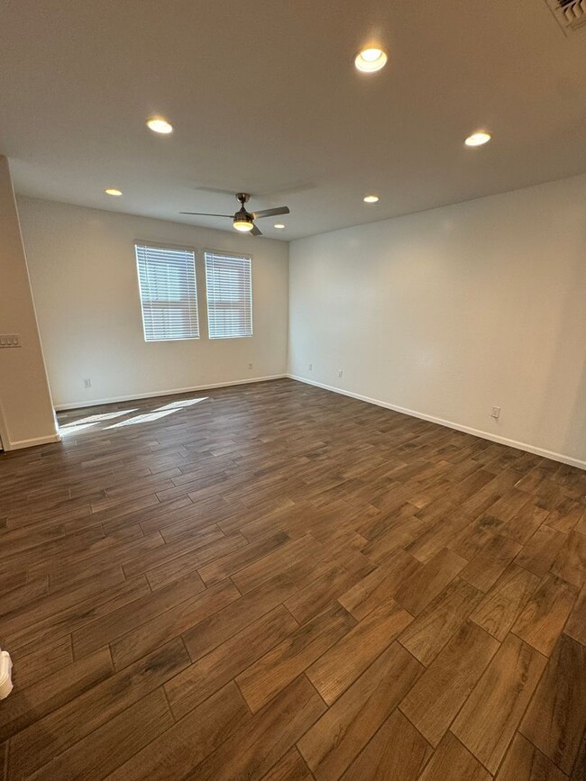 Building Photo - Beautiful newer townhome located in Tempe