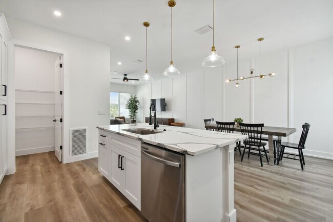 Building Photo - Luxurious 3 Bedroom Condo with Spacious Layout and Prime Location in Tampa, FL!