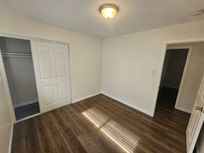 Building Photo - Move-In Ready: Secure 3BR Oakland Apartment with Paid Utilities