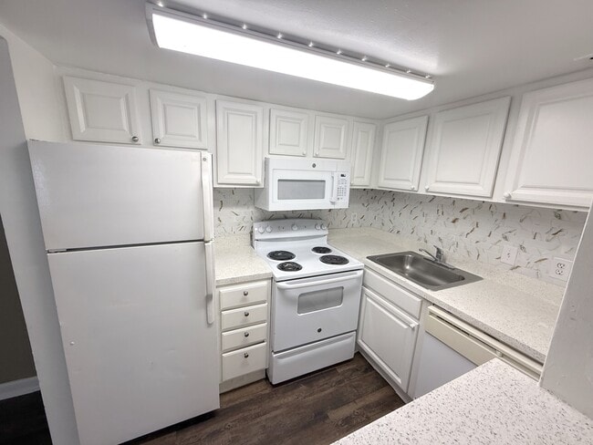 Building Photo - 2539 N Alafaya Trail