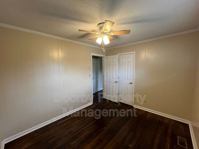 Building Photo - 807 Henderson Ave