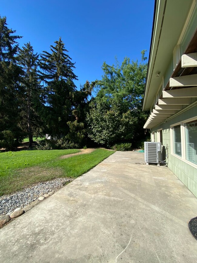 Building Photo - Four Bed, Two Bath Single Family Home with Fantastic View ON the Golf Course!