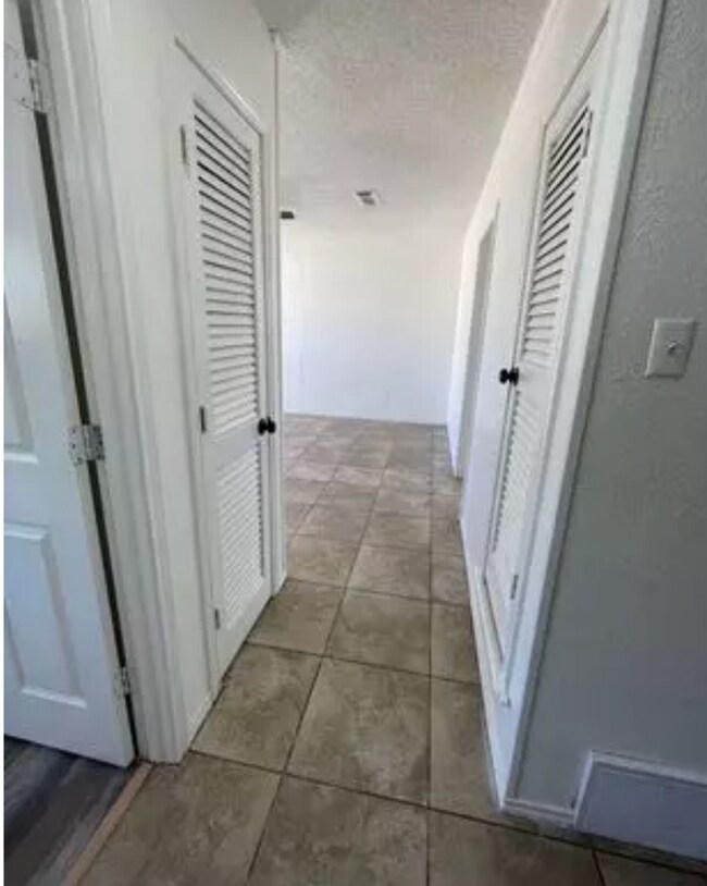 Building Photo - Centrally located 2BR/1BA | Updated | Wate...