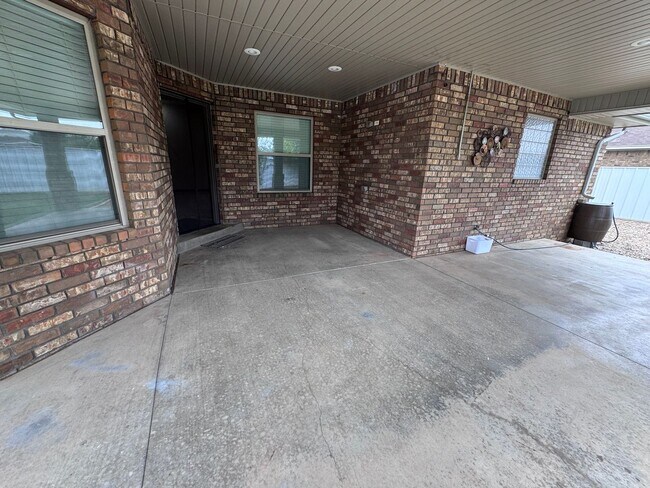 Building Photo - Beautiful 4 bed 2 bath home Available Now!