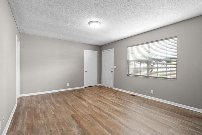 Building Photo - 3 Bedroom Pet Friendly Home For Rent Close To Post!