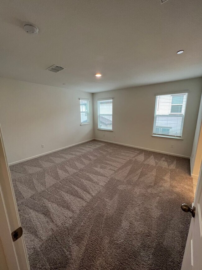 Building Photo - Beautiful 3 Bedroom Enclave at Folsom Ranch Home!