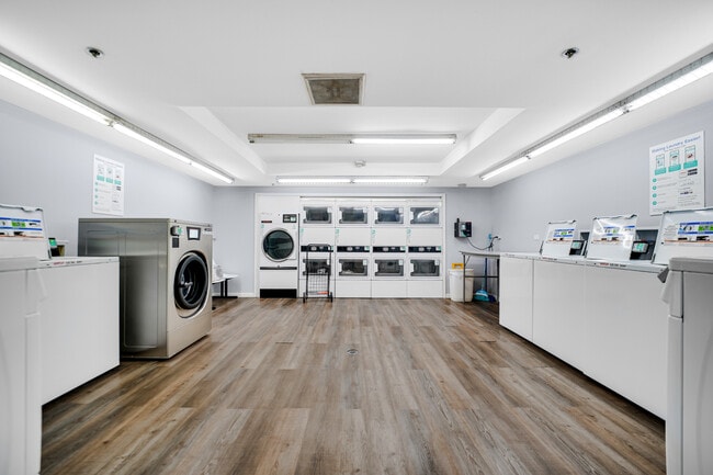 Building Photo - 40 E 9th St