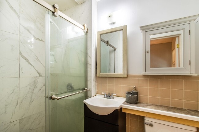 Building Photo - Convenient to Downtown Brevard