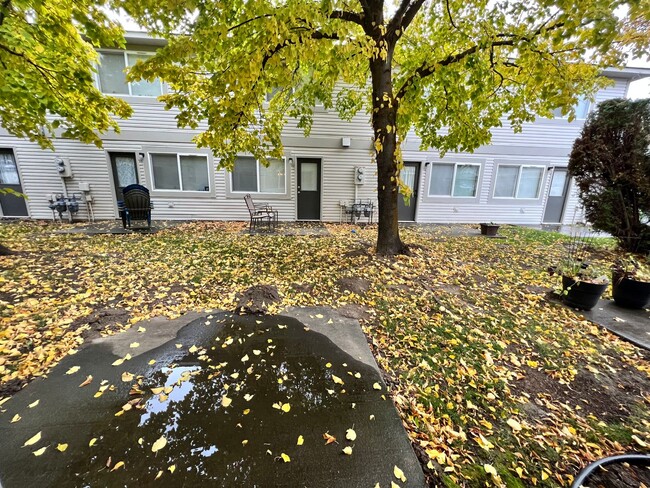 Building Photo - 2 Bedroom 1.5 Bath Townhome for Rent with ...