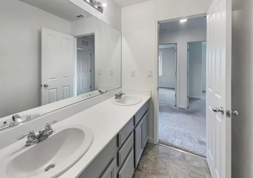 Building Photo - 3710 Roseparke Way