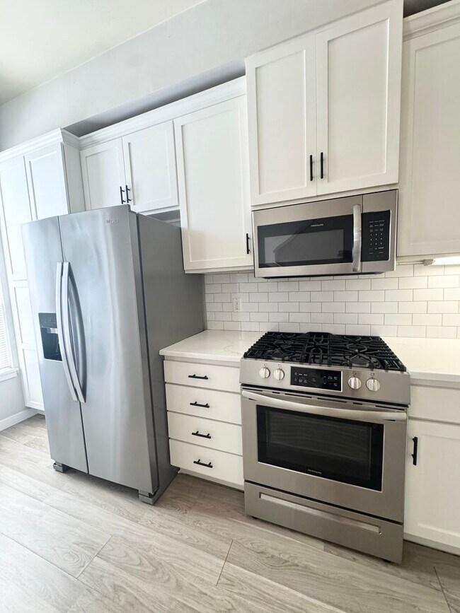 Building Photo - Spacious is Aqua Highlands one bedroom plu...