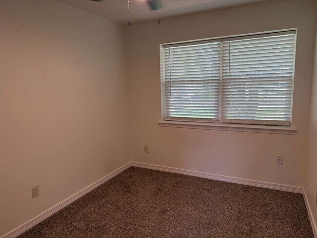Building Photo - "Charming 3-Bedroom Gem with Granite Touches in Fort Walton Beach"