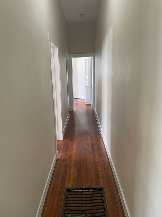 Building Photo - 2BD/1BA with natural light, hardwood floors, off street parking STEPS from Campus