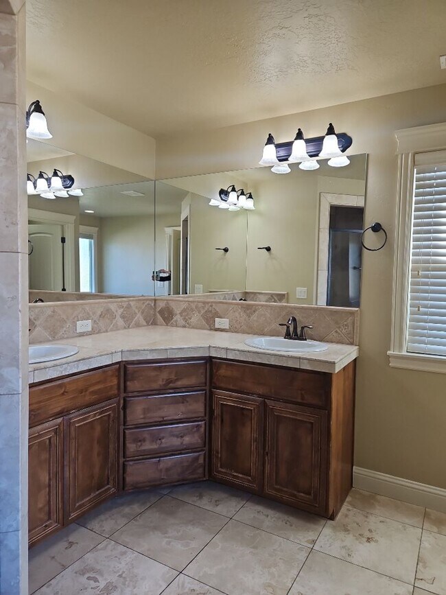 Building Photo - Beautiful 4 bedroom, 3 bath home in Meridian.