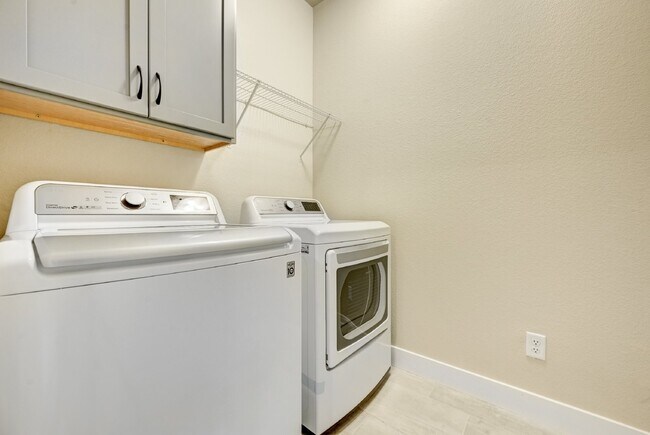 Building Photo - $2,350.00 - 2 Beds, 2.5 Baths, Townhouse i...