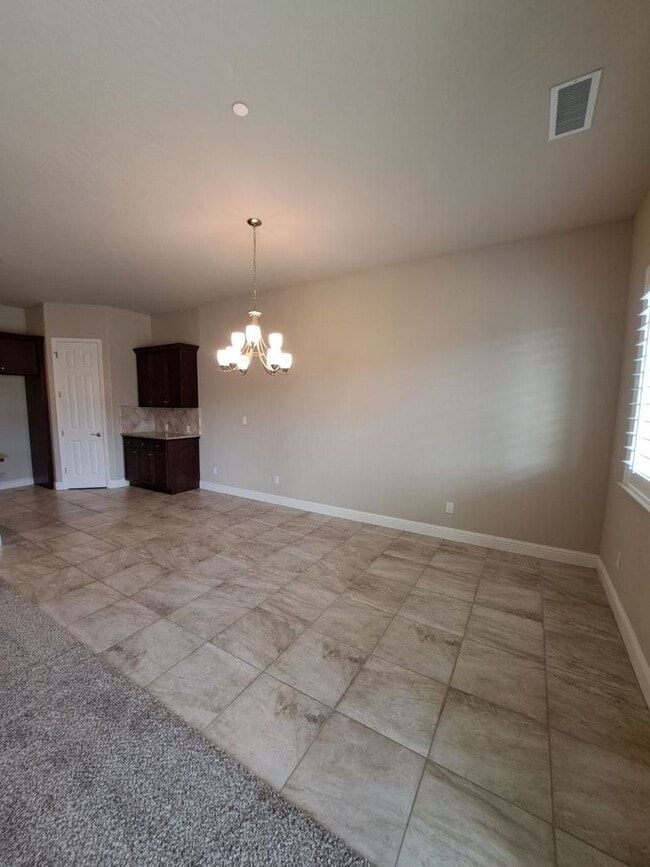Building Photo - Beautiful 4 Bedroom Home In Clovis!