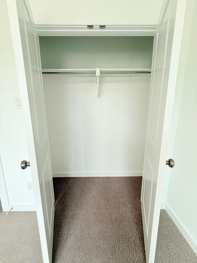 Building Photo - AVAILABLE NOW -Stunning 3-Bedroom Townhome Overlooking Greenbelt in Plano ISD 600 Collier Drive