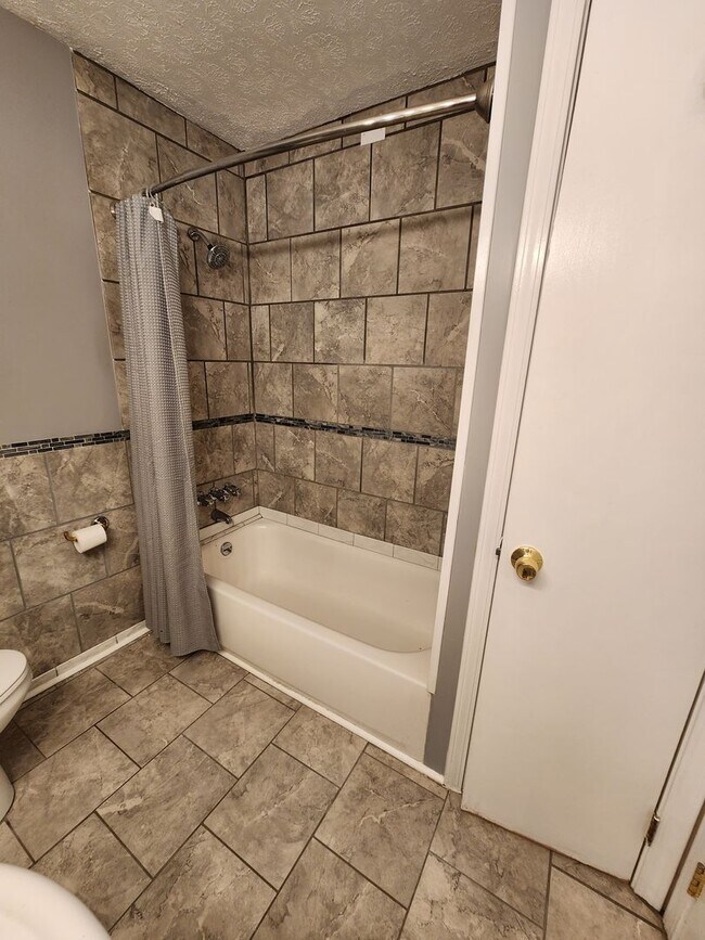 Building Photo - 3 Bedroom, 2 Bathroom Home