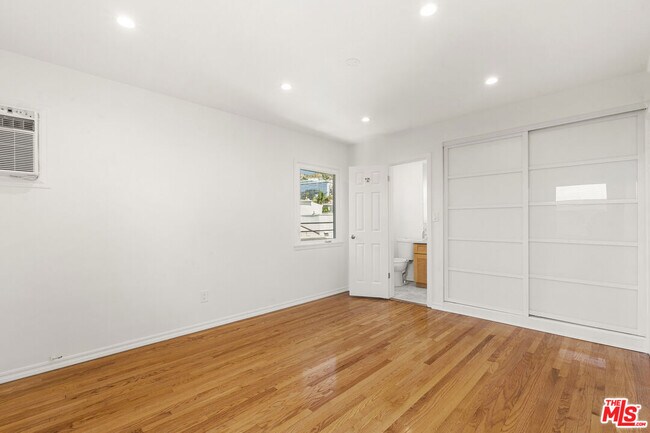 Building Photo - 1235 N Harper Ave