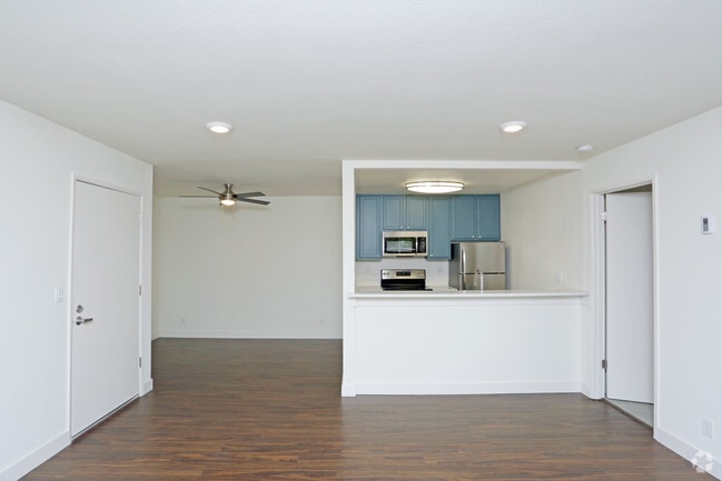 1BRx1BA Living Room Renovated (1st floor apartments) - Peartree