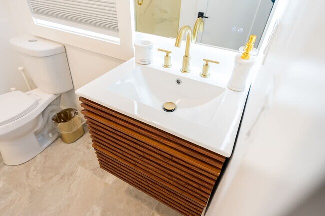 Building Photo - 42 White St Pl