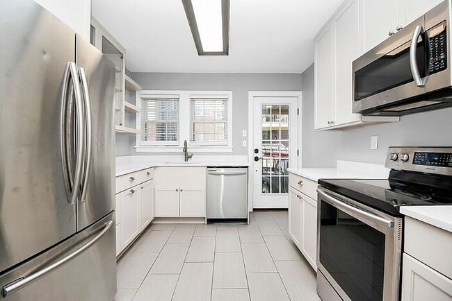 Building Photo - Charming 3BD/2BA Duplex in Dilworth!