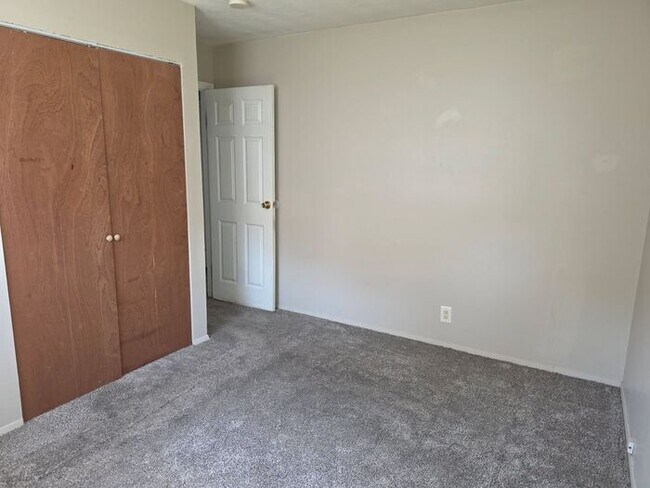 Building Photo - Mishawaka Southside Single family home with Garage