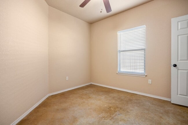 Building Photo - Nice 3 Bedroom Duplex located in New Braunfels!