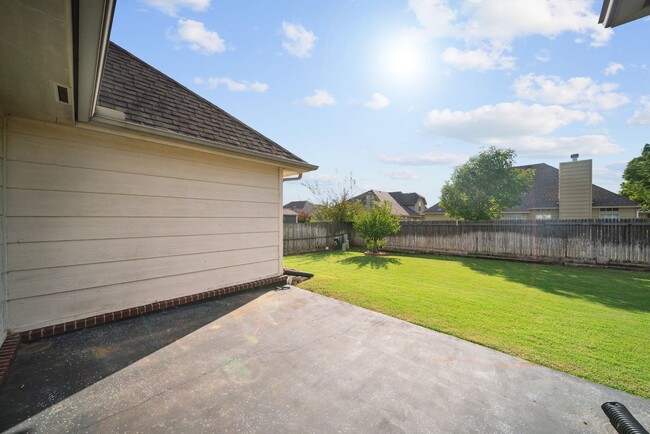 Building Photo - Spacious Home in South Tulsa