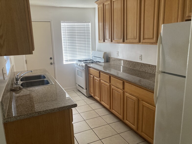 Kitchen - 1314 1/2 S Hudson Ave